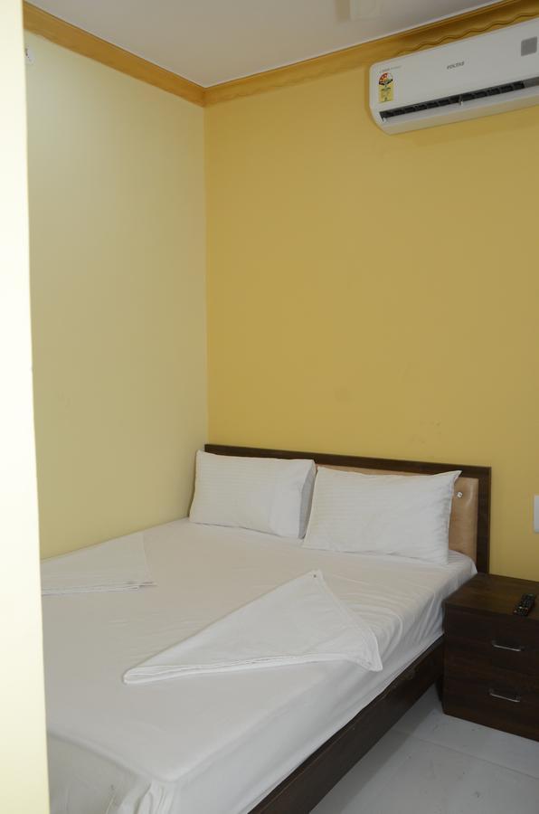 The United Hotel Mumbai Exterior photo
