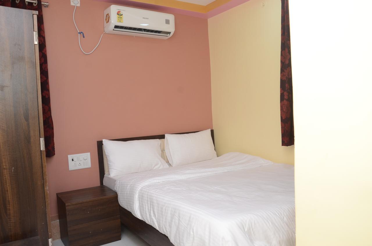 The United Hotel Mumbai Exterior photo